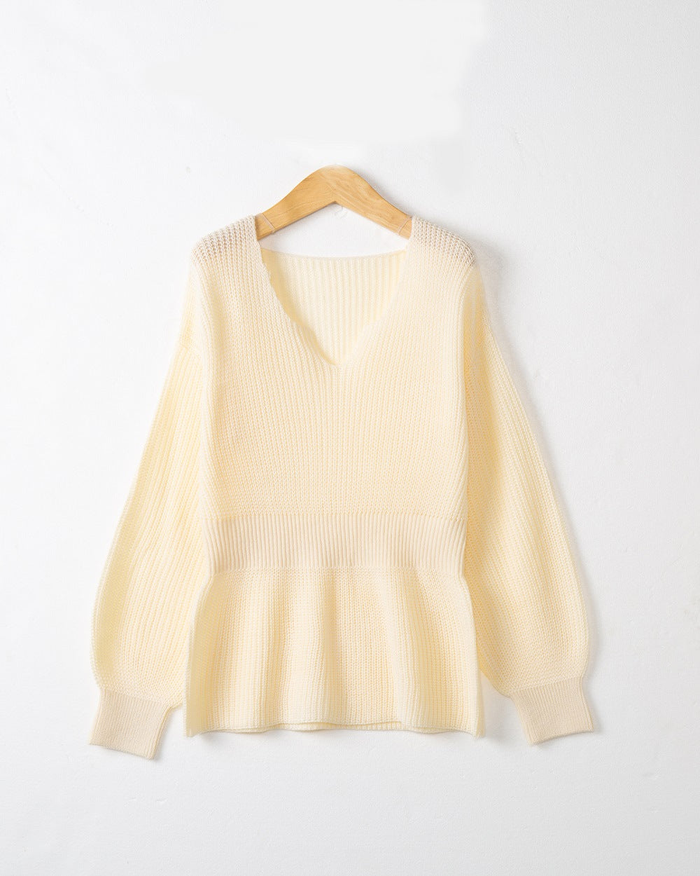Damen Lockerer Feinstrick-Pullover mit V-Notch-Ausschnitt, Tailliertem Rippbund und Ballonärmeln Echo Archiv