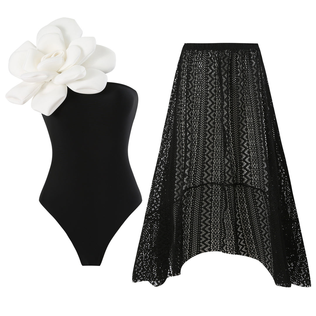 Damen Eleganter Badeanzug mit großem Blumen-Detail und transparentem Überrock Echo Archiv
