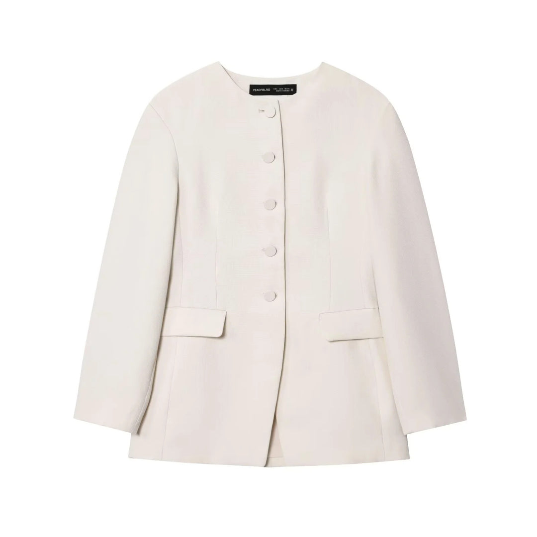 Damen taillierte Blazerjacke mit Rundhalsausschnitt, verdeckter Knopfleiste und Pattentaschen – Valéne
