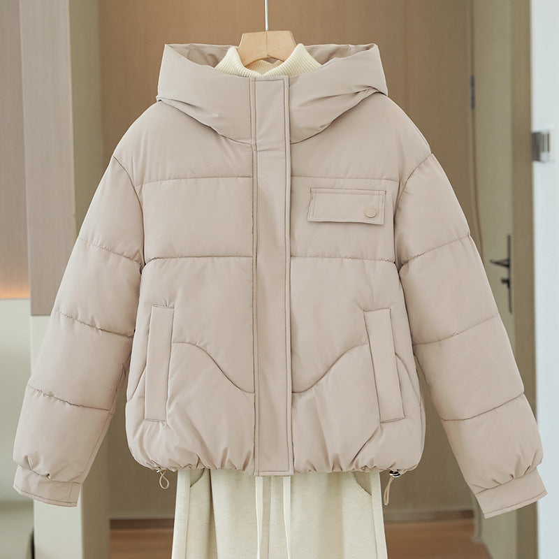 Damen kurzes wattiertes Kapuzenblouson mit verdeckter Frontblende, Brustpattentasche und verstellbarem Kordelsaum – Célinea