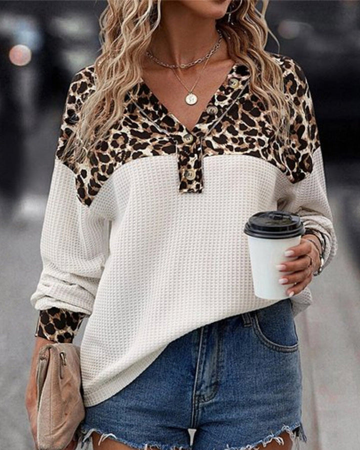 Damen nan lockeres Waffelstrick-Langarmshirt mit Leoprint-Passe und Henley-Knopfleiste Echo Archiv