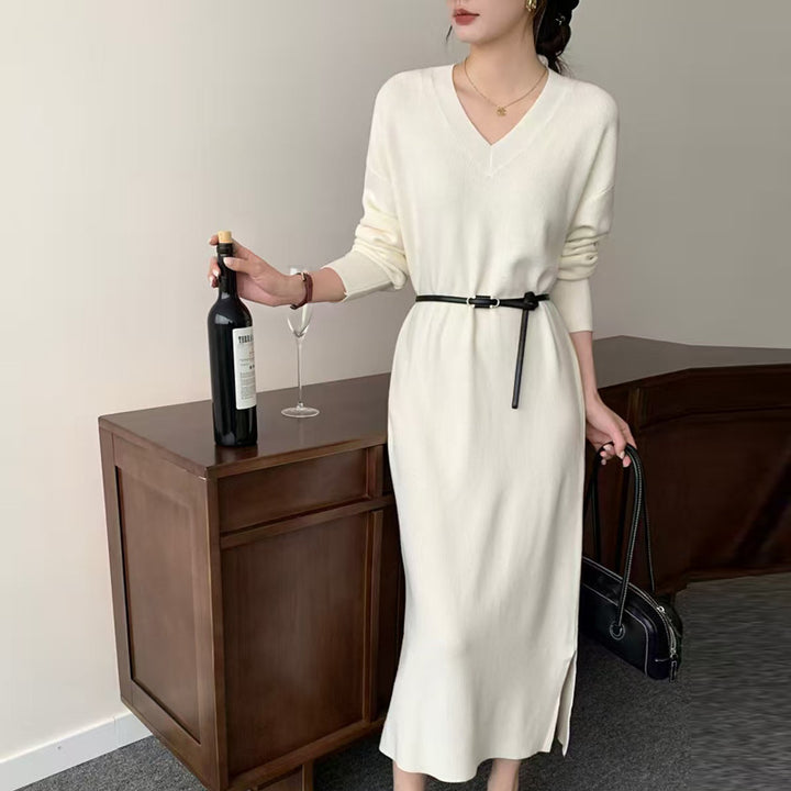 Damen Langes Feinstrick-Midikleid mit V‑Ausschnitt, Seitenschlitz und entspannter Silhouette Echoarchiv