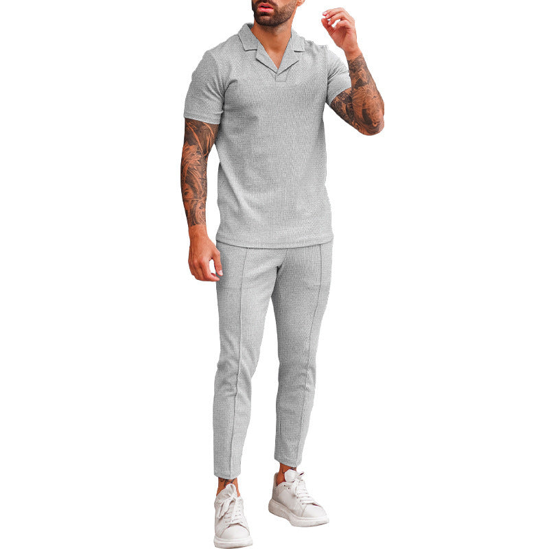 Herren elegantes Freizeit-Set mit Kurzarm-Polohemd und schmalen Hosen Echoarchiv