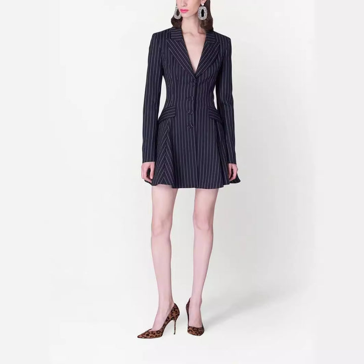 Damen Tailliertes Nadelstreifen-Blazerkleid im modernen Tailoring Echoarchiv