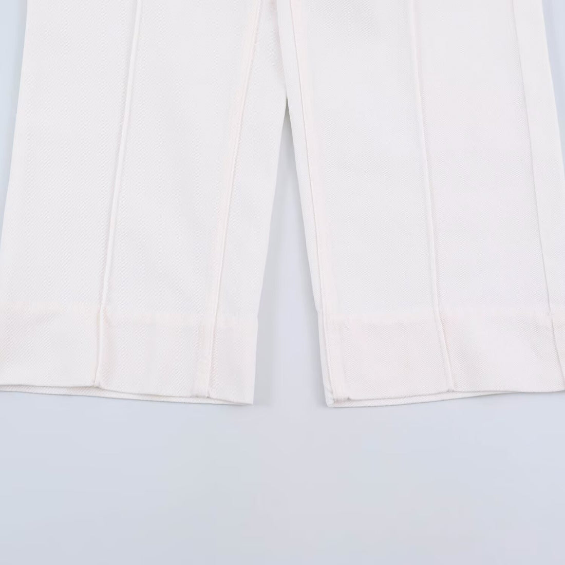 Damen High-Waist Wide‑Leg Jeans mit aufgesetzten Fronttaschen und Mittelnaht-Detail Echoarchiv