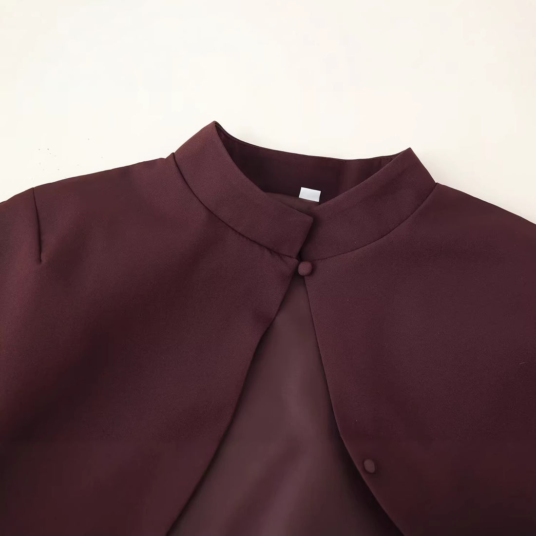 Damen Top mit Capelet-Überwurf und taillierter Peplum‑Silhouette Echoarchiv