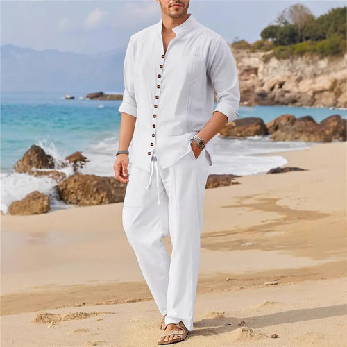 Herren lässiger Strand-Look mit knöpfbarem Hemd und bequemen Hosen Echoarchiv