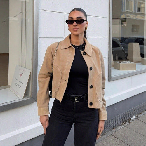 Damen Cropped-Boxy-Übergangsjacke in Veloursoptik mit Hemdkragen und aufgesetzten Taschen Echoarchiv