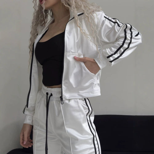 Damen glänzender Satin-Trainingsanzug mit Kontraststreifen, Reißverschlussjacke und Tunnelzughose – Élanora