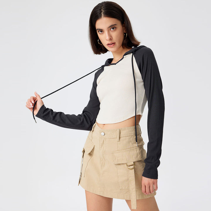 Damen Cropped Kapuzenlongsleeve mit Raglanärmeln, Daumenloch und geripptem Stretchkörper – Auréline