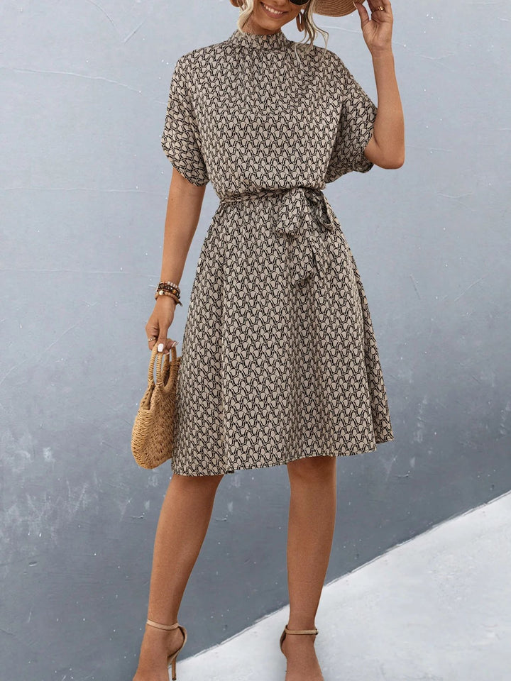 Damen Midikleid mit elegantem Bindegürtel und modischem Stehkragen Echo Archiv
