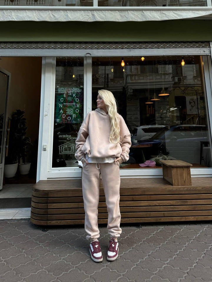 Damen kuscheliges Sweat-Set mit extralangem Kapuzenpullover, verdeckter Kängurutasche und schmal zulaufender Bündchenhose – Avérine