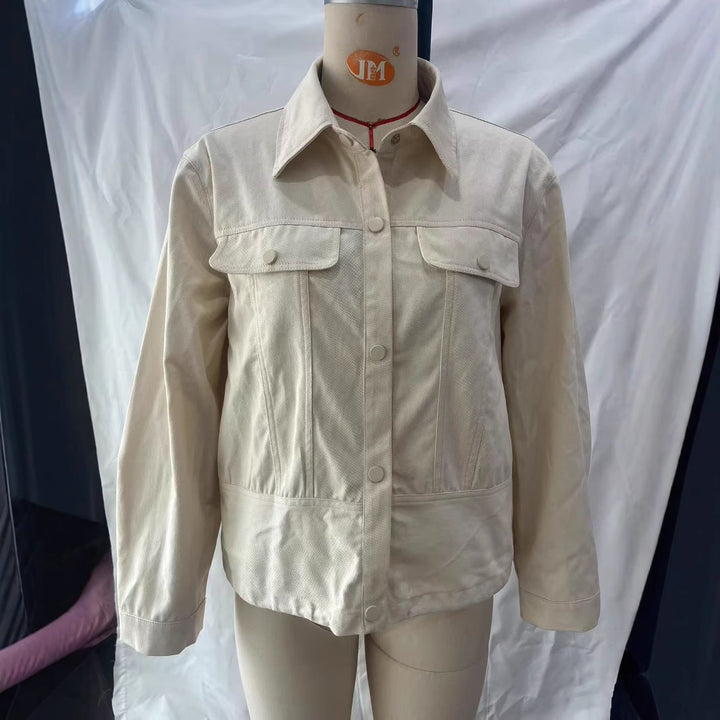 Damen leichtes Canvas Fieldjacket mit taillierten Abnähern, aufgesetzten Pattentaschen und verdeckter Druckknopfleiste – Célinea