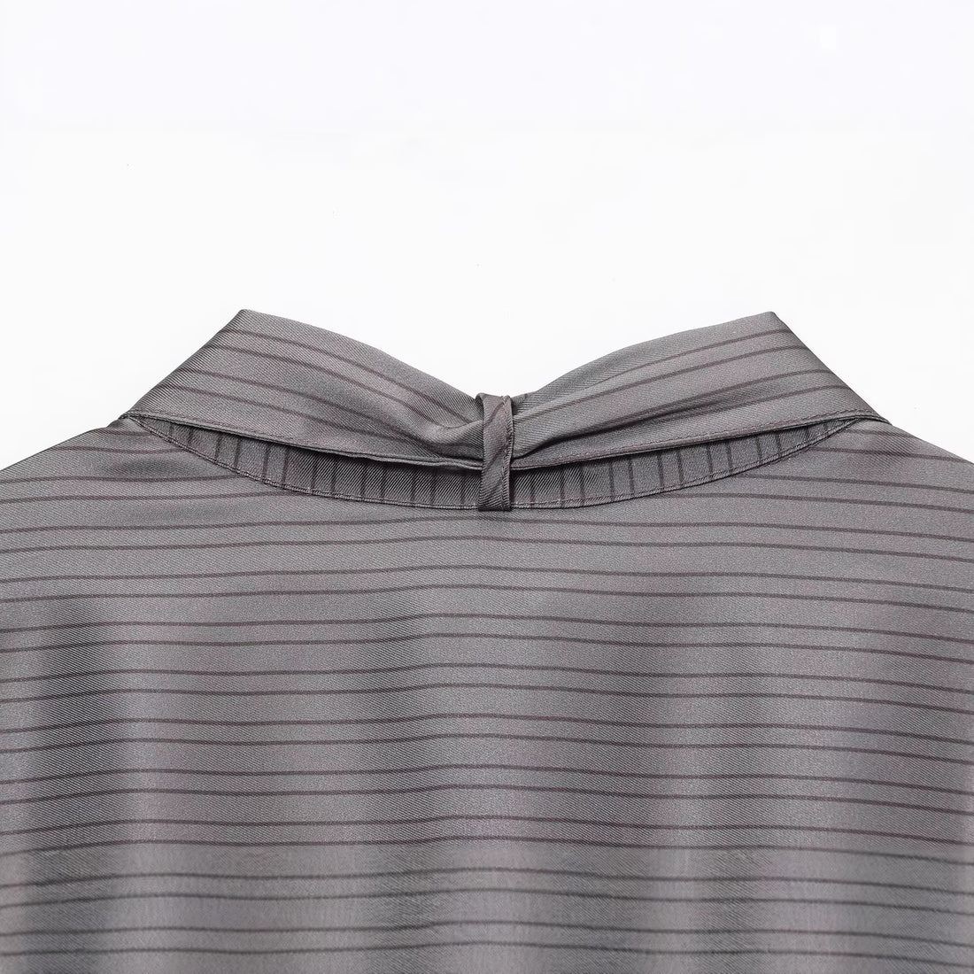 Damen Oversize Seidenähnliche Bluse mit Schluppe und Brusttaschen Echoarchiv