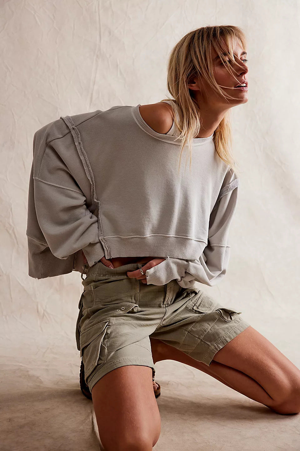 Damen cropped Oversize-Sweatshirt mit Daumenloch, fransigem Saum und weitem Raglanärmel – Avérine