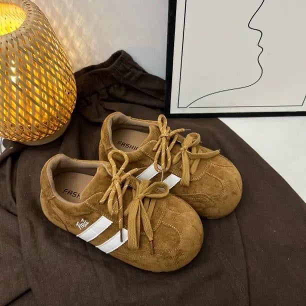 Damen modische Riemchen Sneaker aus Wildleder Echo Archiv