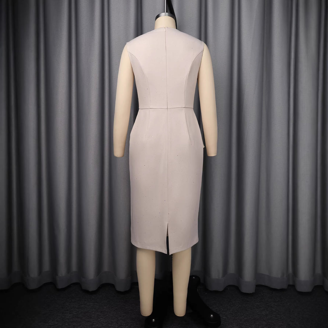 Damen figurbetontes Kleid mit asymmetrischem Schnitt und modischer Rüsche – Élara