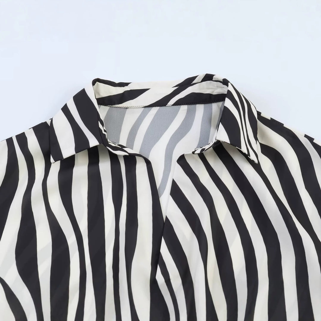 Damen Oversize-Satinbluse mit Hemdkragen, asymmetrischem Wickeleffekt und Federsaum Echo Archiv