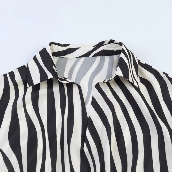 Damen Oversize-Satinbluse mit Hemdkragen, asymmetrischem Wickeleffekt und Federsaum Echo Archiv