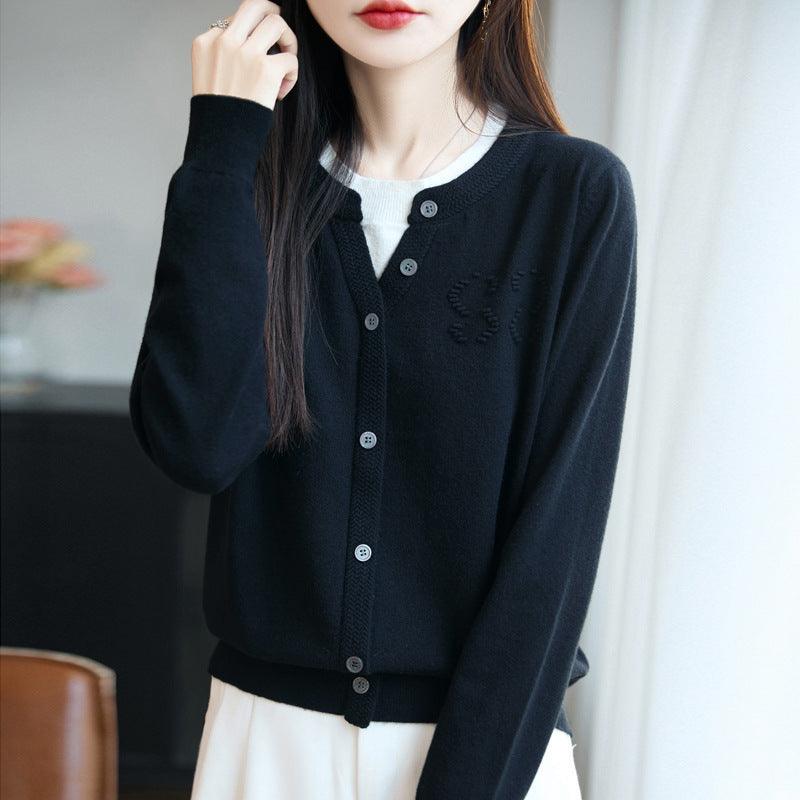 Damen Kurzer Feinstrick-Cardigan mit V‑Schlitzkragen, Rippenblende und dezentem Struktur‑Logo Echoarchiv