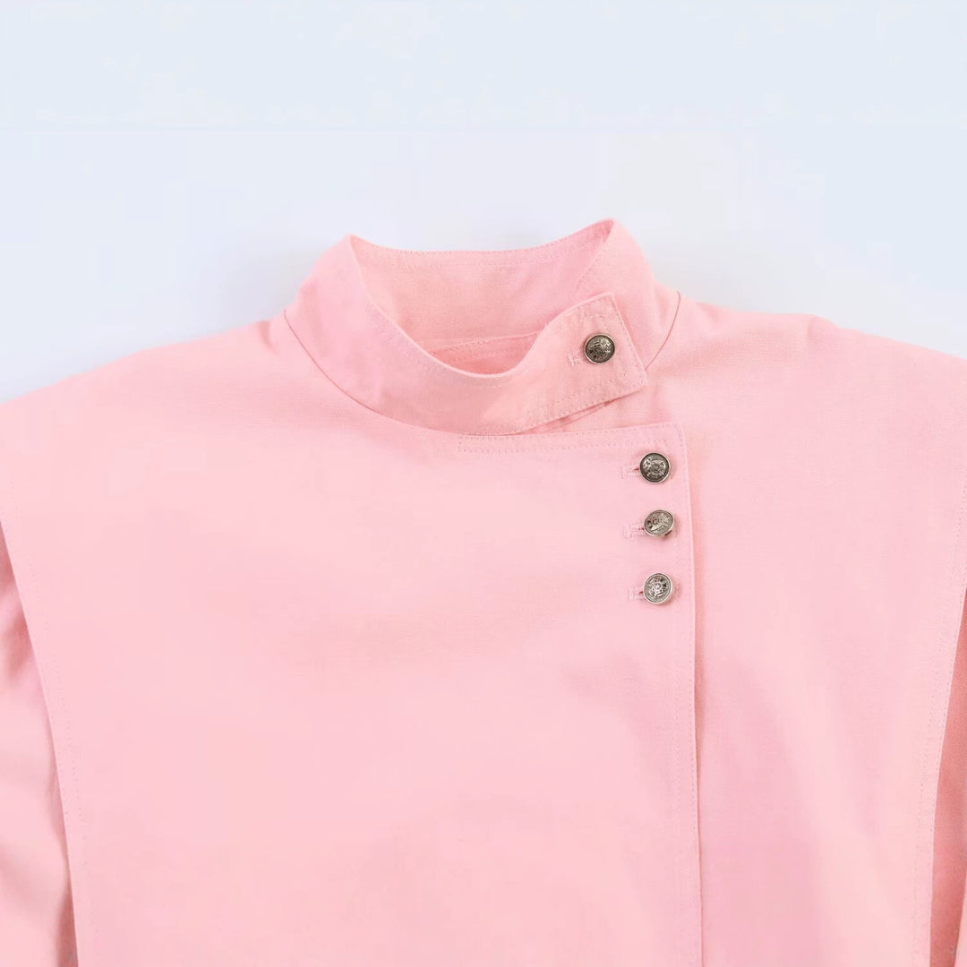 Damen Kurzblouson im Origami‑Look mit Stehkragen, asymmetrischer Knopfleiste und aufgesetzten Taschen Echo Archiv