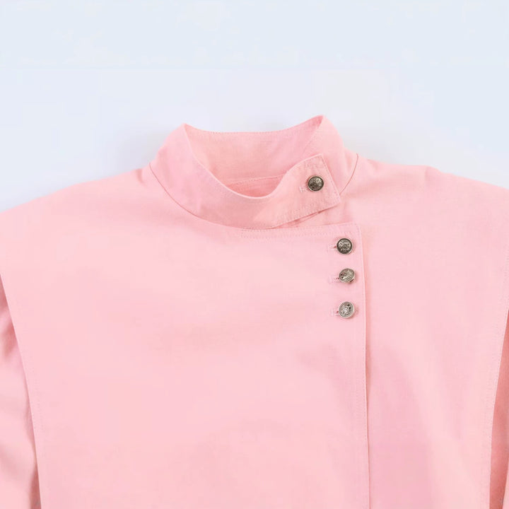 Damen Kurzblouson im Origami‑Look mit Stehkragen, asymmetrischer Knopfleiste und aufgesetzten Taschen Echo Archiv