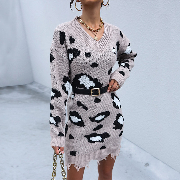 Damen Tailliertes Strickkleid mit V‑Ausschnitt, Fransenbund und Animal-Jacquard Echoarchiv