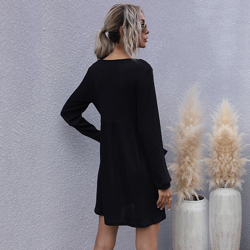 Damen Strick-Kurzkleid mit V‑Ausschnitt, Knopfleiste und Eingrifftaschen Echoarchiv