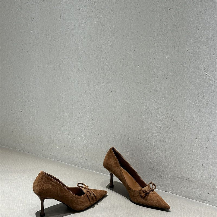Damen Spitz zulaufende Wildleder‑Pumps mit skulpturiertem Kittenabsatz und Zierknoten – Lioré