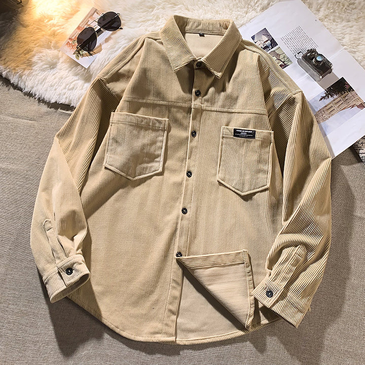 Herren Kordjacke mit modischem Schnitt und praktischen Brusttaschen Echoarchiv