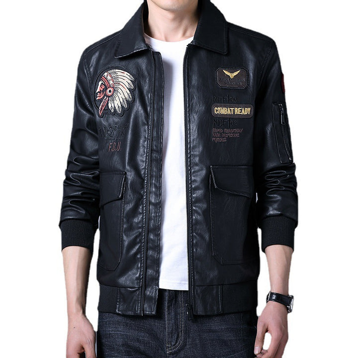 Herren Piloten‑Bomberjacke aus Kunstleder mit gestickten Patches und Rippbündchen Echoarchiv