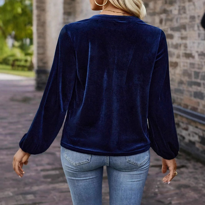 Damen Samtbluse mit Knopf‑Henley, geraffter Brustpasse und lockerer Passform Echoarchiv