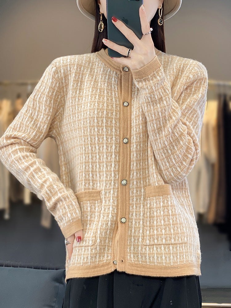 Damen Strickcardigan im Bouclé‑Gittermuster mit Rundhals, Schmuckknopfleiste und aufgesetzten Taschen Echoarchiv