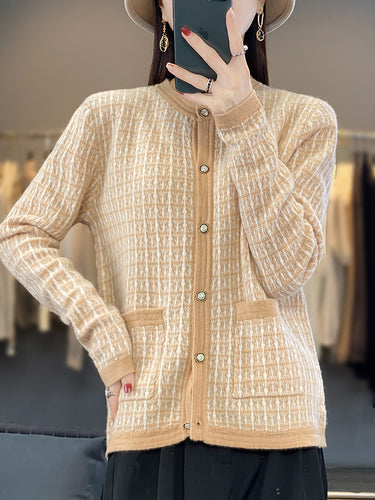 Damen Strickcardigan im Bouclé‑Gittermuster mit Rundhals, Schmuckknopfleiste und aufgesetzten Taschen Echoarchiv