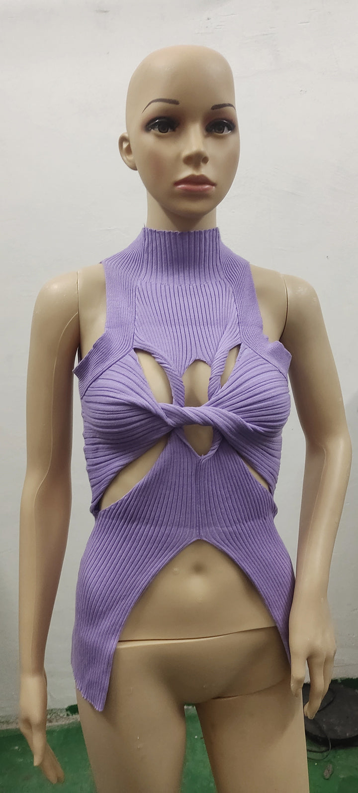 Damen figurbetontes Cut-Out Top mit hohem Kragen Echo Archiv
