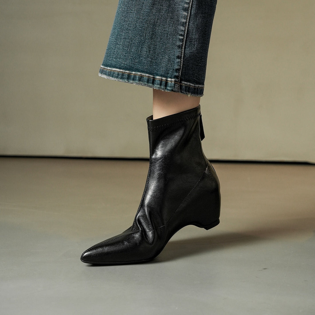 Damen Spitz zulaufende Ankle-Boots aus Glattleder mit integriertem Keilabsatz Echo Archiv