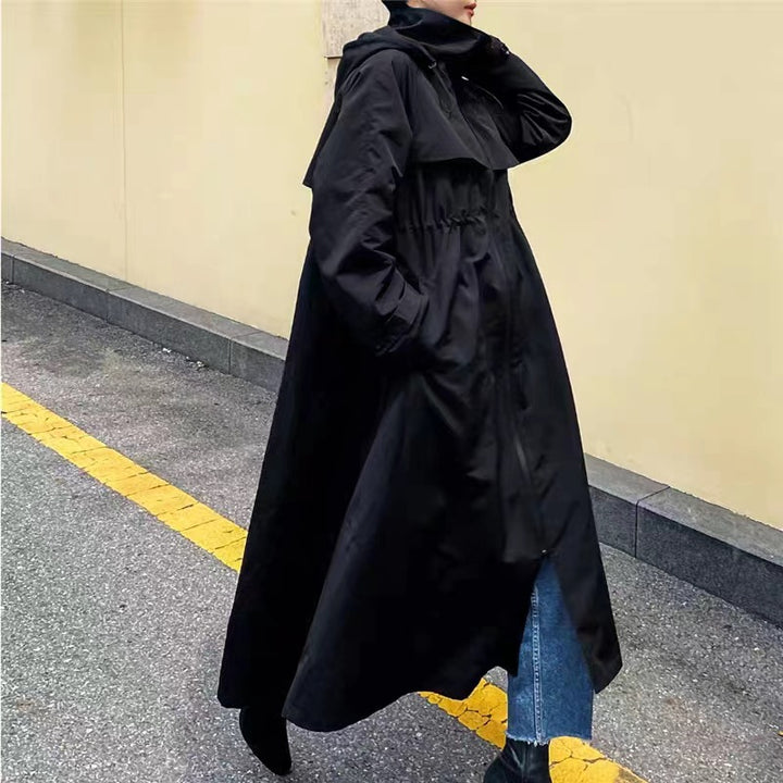 Damen Langer Oversize-Dustercoat mit Cape‑Passe, Tunnelzug‑Taillierung und hohem Stehkragen – Montévia
