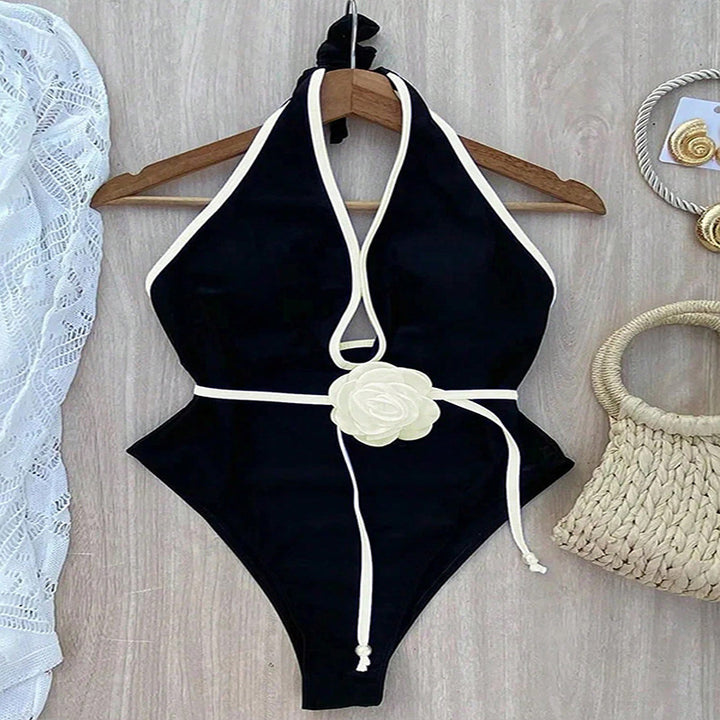 Damen Eleganter einteiliger Badeanzug mit floralem Akzent Echo Archiv