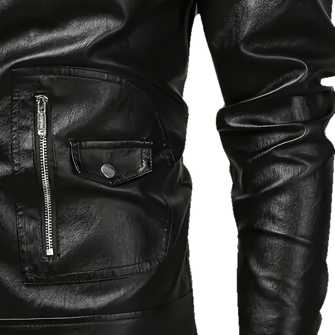 Herren Asymmetrische Bikerjacke aus Kunstleder mit gesteppten Schulterpaddings und Utility‑Taschen Echo Archiv