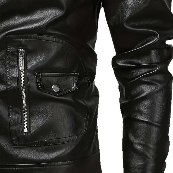 Herren Asymmetrische Bikerjacke aus Kunstleder mit gesteppten Schulterpaddings und Utility‑Taschen Echo Archiv
