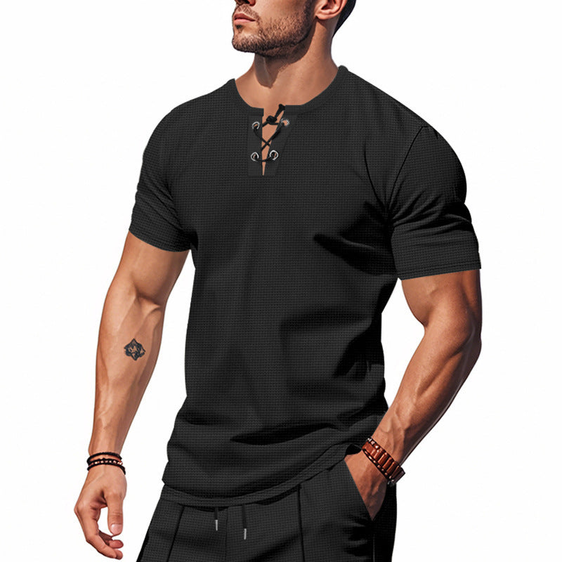 Herren Kurzarm-Henley-Shirt mit dezenten Knopfdetails und strukturierter Oberfläche Echoarchiv