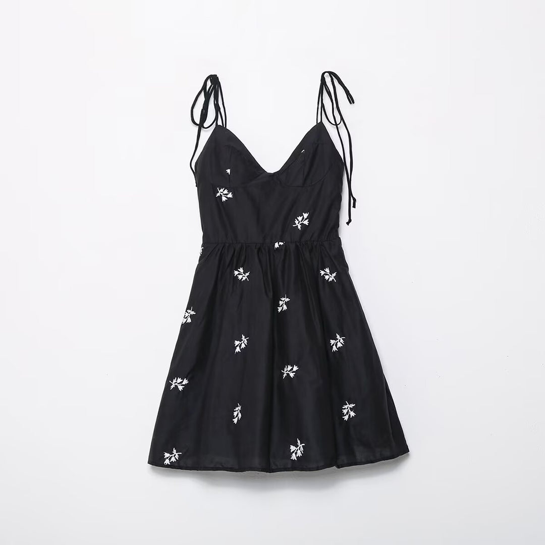Damen Sommerkleid mit feinen Stickereien und verstellbaren Trägern Echo Archiv