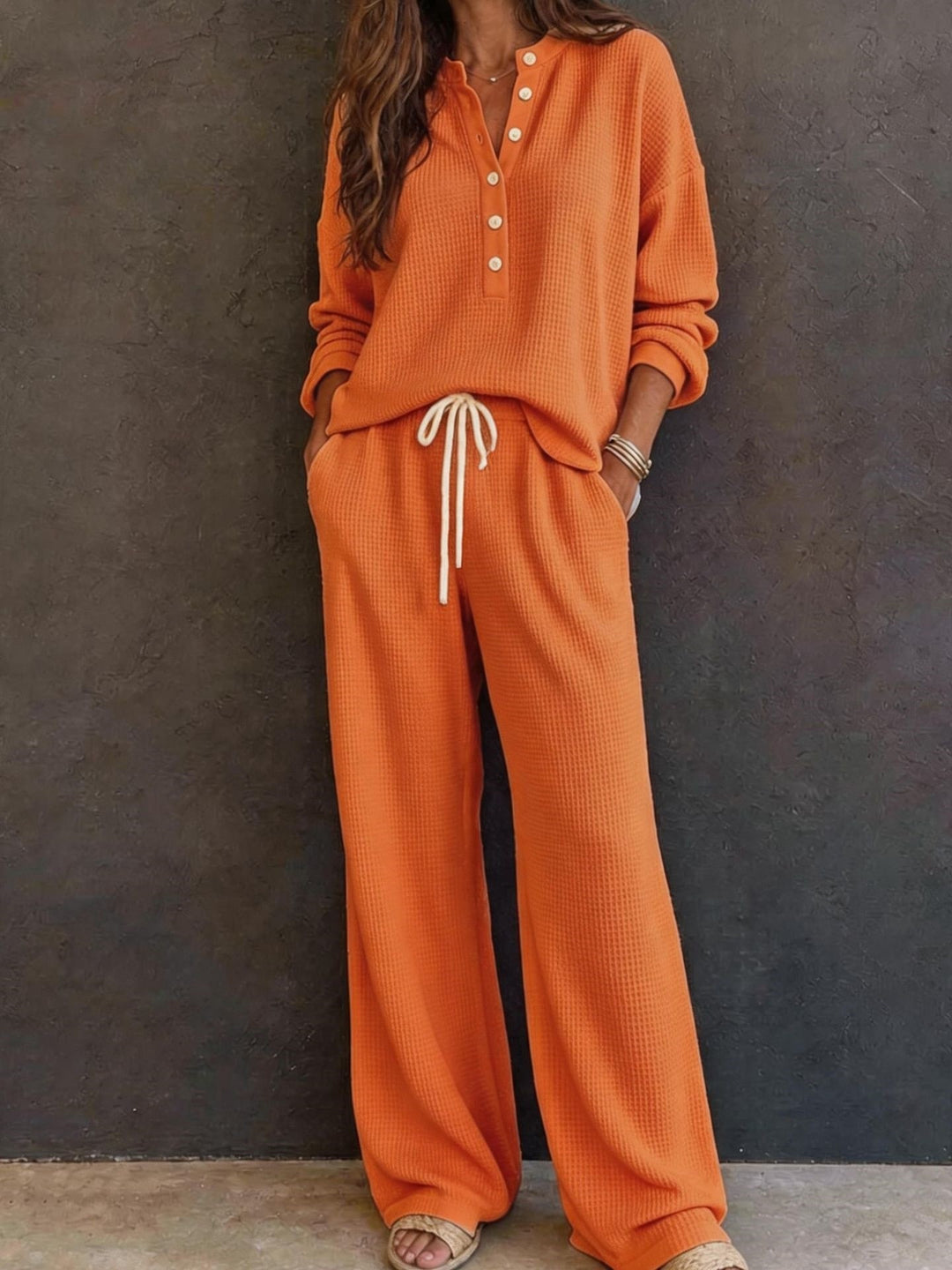 Damen Waffelstrick-Loungewear-Set mit Henley-Oberteil, Kordelbund und weiter Palazzo-Hose Echoarchiv