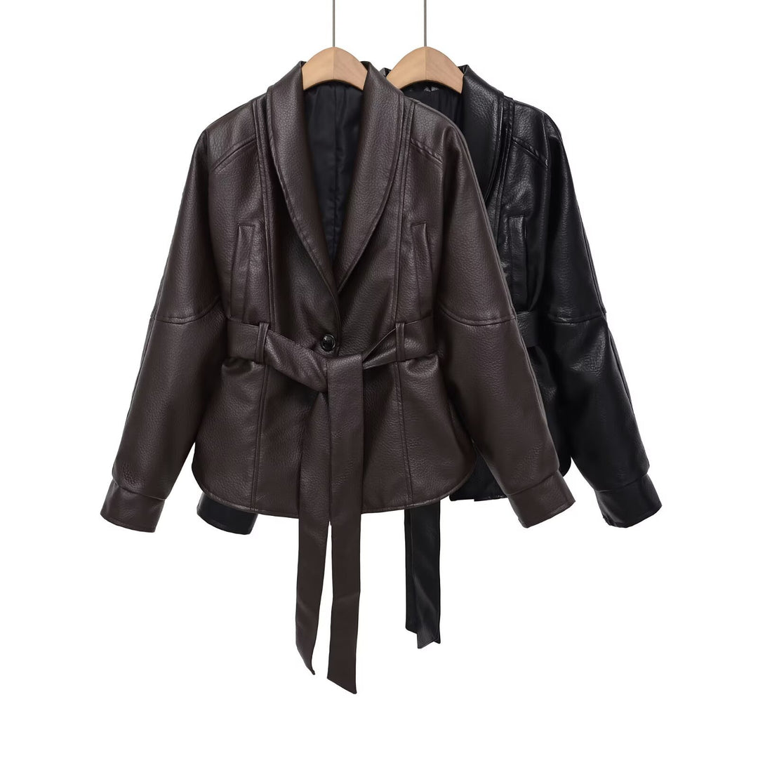 Damen kastiger Kunstlederjacke mit Schalkragen, Taillengürtel und genarbter Oberfläche – Célinea