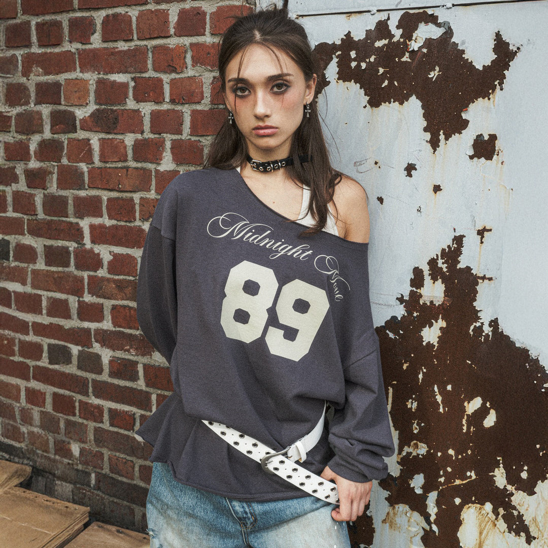 Damen nan Oversized-Sweatshirt im Off-Shoulder‑Stil mit Vintage‑Frontprint und ausgestelltem Saum Echo Archiv