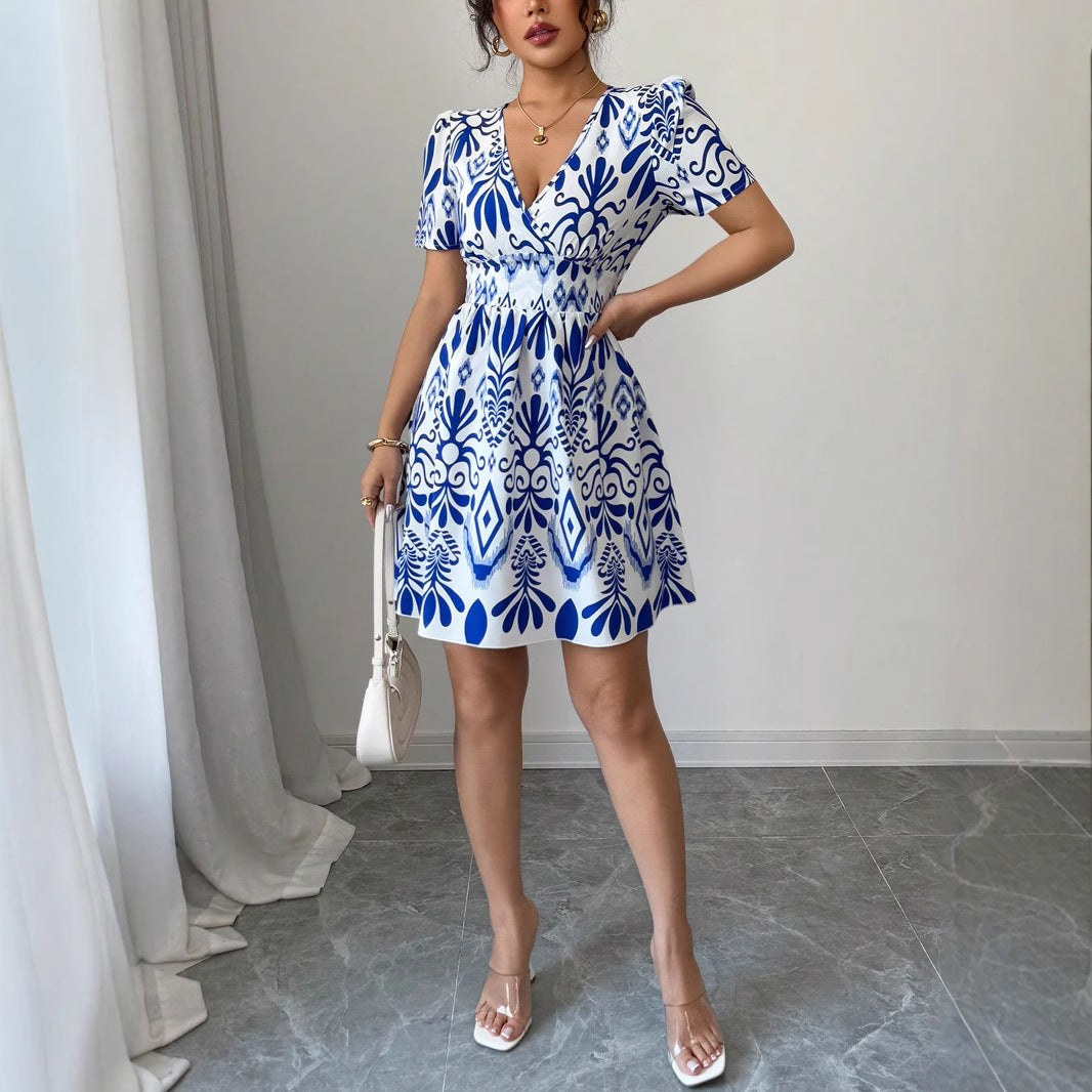 Damen Sommerliches Mini-Kleid mit elegantem V-Ausschnitt und floralen Mustern Echo Archiv