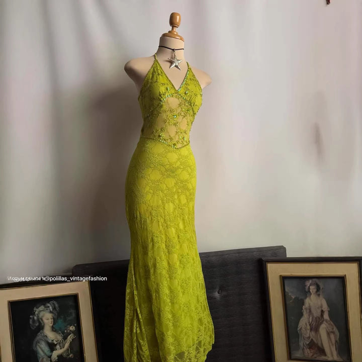 Damen Elegantes Spitzenkleid mit raffiniertem Schnitt Echo Archiv