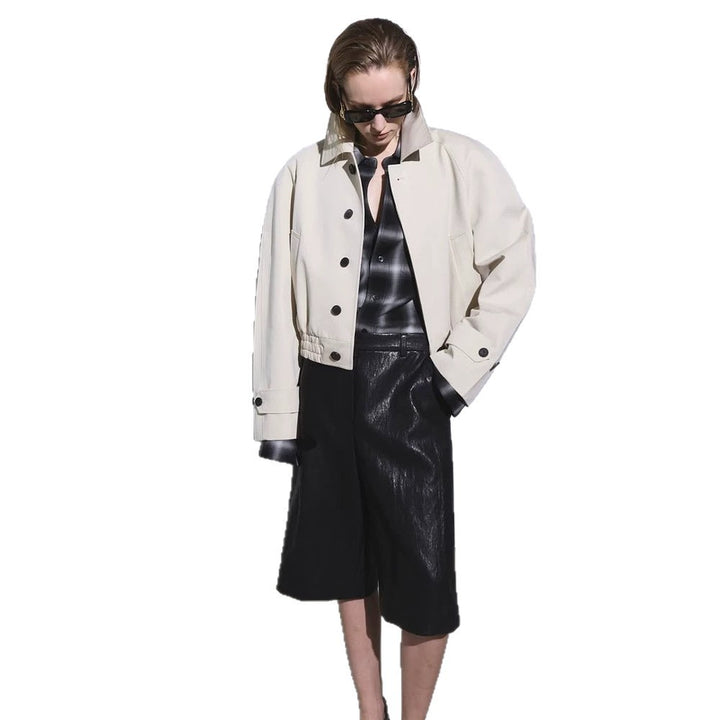 Damen Kurzer Boxy-Blouson mit elastischem Saum und markanten Knopfdetails Echoarchiv