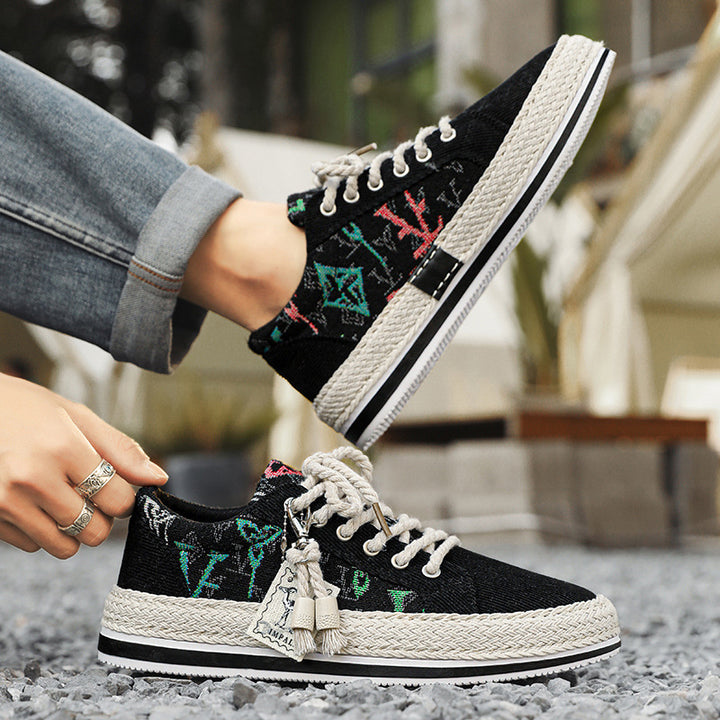 Damen Plateau-Espadrille-Sneaker mit besticktem Canvas, Quastenanhänger und geflochtener Bastsohle – Névara