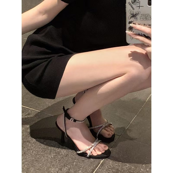Damen Glitzernde Riemchen‑Stiletto‑Sandalette mit Knöchelriemen und filigranen Strassbesätzen – Sorelia